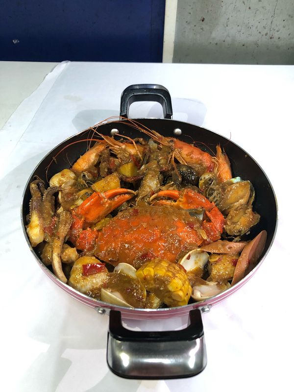 Combo Cajun với cua biển nấu trong chảo