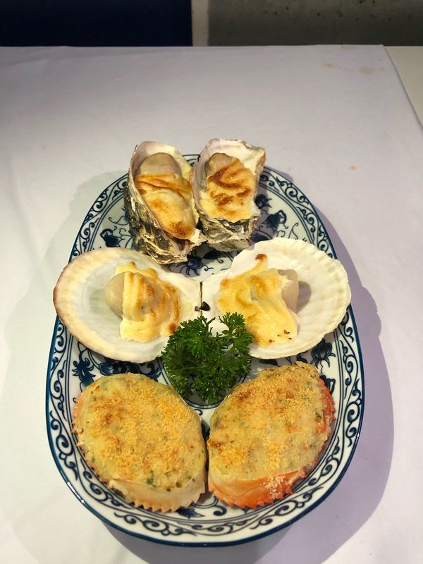 Combo đút lò gồm nhiều loại hải sản nướng phô mai