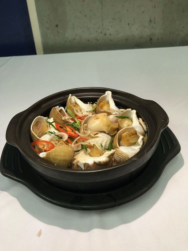 Hàu sữa hấp trong chảo gang nóng