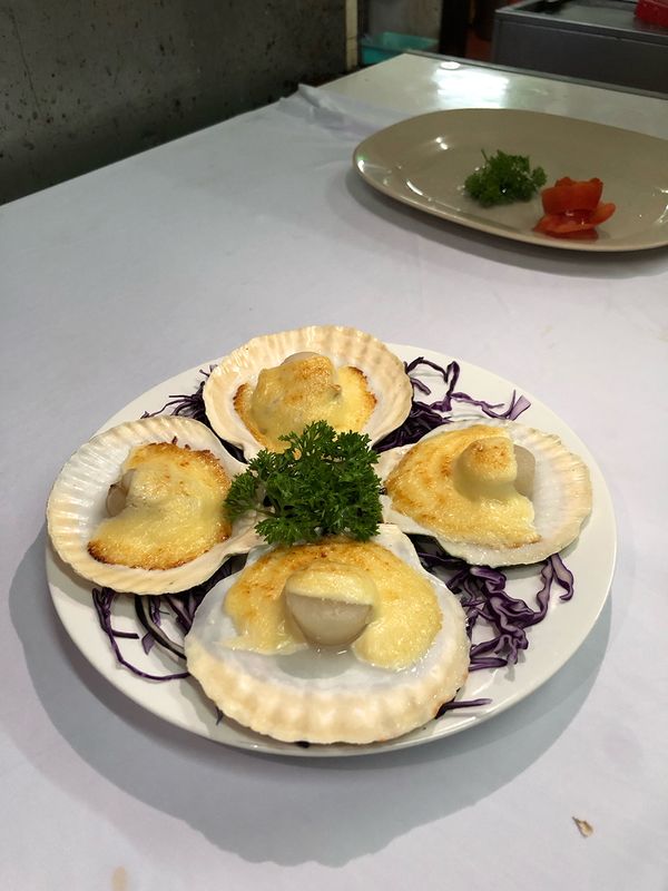 Sò điệp đút lò còn nguyên vỏ bày trên đĩa